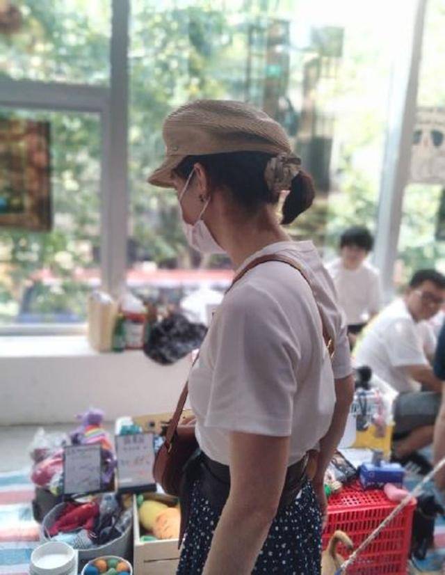 原创孙俪带儿女做公益，与李佳琦宣传领养动物，等等身高到妈妈肩膀