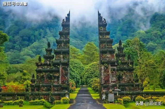 四,旅游 印尼旅游最大的特色就是海岛游,其中巴厘岛是热门海岛.