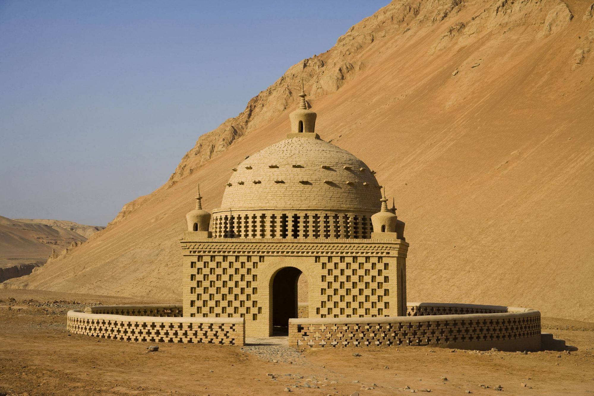 谈到新疆吐鲁番阿斯塔那古墓的出土