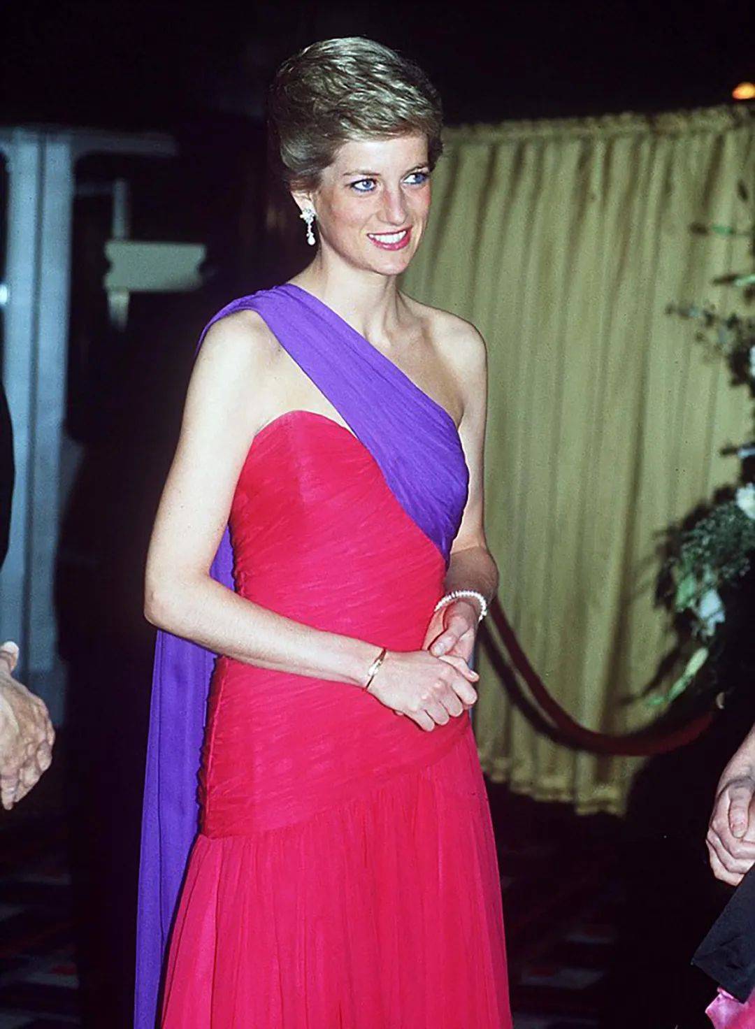 屈膝礼|27岁戴安娜拜见泰王,行屈膝礼目光温柔,国王对美女王妃关切欣赏