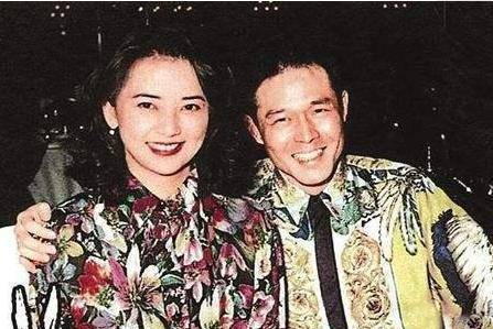 31年前,胡慧中拍戏被炸成火人,早年初恋横死,晚年丈夫