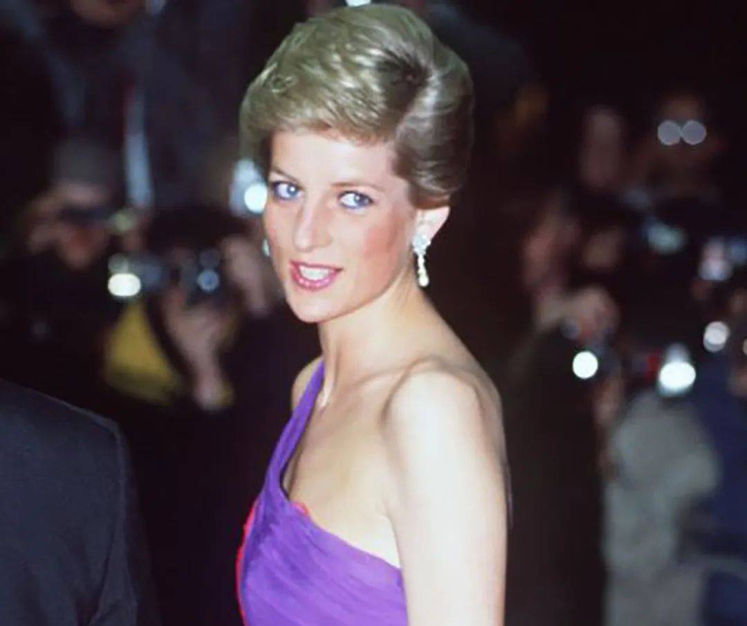 屈膝礼|27岁戴安娜拜见泰王,行屈膝礼目光温柔,国王对美女王妃关切欣赏