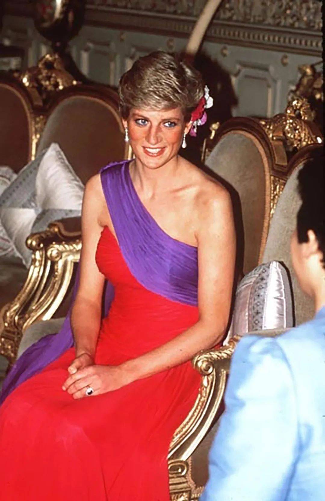 屈膝礼|27岁戴安娜拜见泰王,行屈膝礼目光温柔,国王对美女王妃关切欣赏