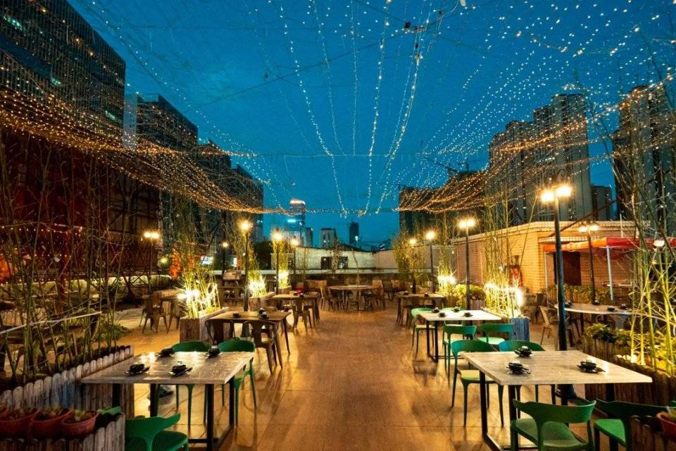 烧烤|打卡海鲜刺身、炭火烤串，凌晨2点还爆满！开在天台的烧烤档