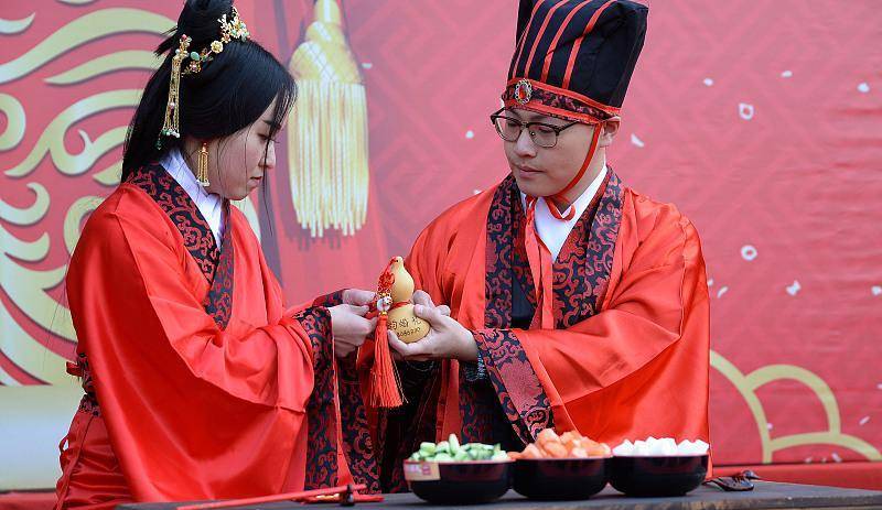 "交杯酒"的来历,古代人结婚用"瓢,现代人用"高脚杯"_葫芦