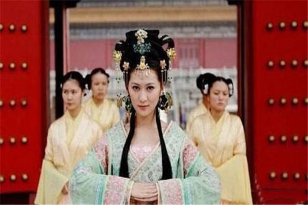 曹氏看出李存勖很喜欢刘玉娘,就把刘玉娘赐给李存勖当小妾.