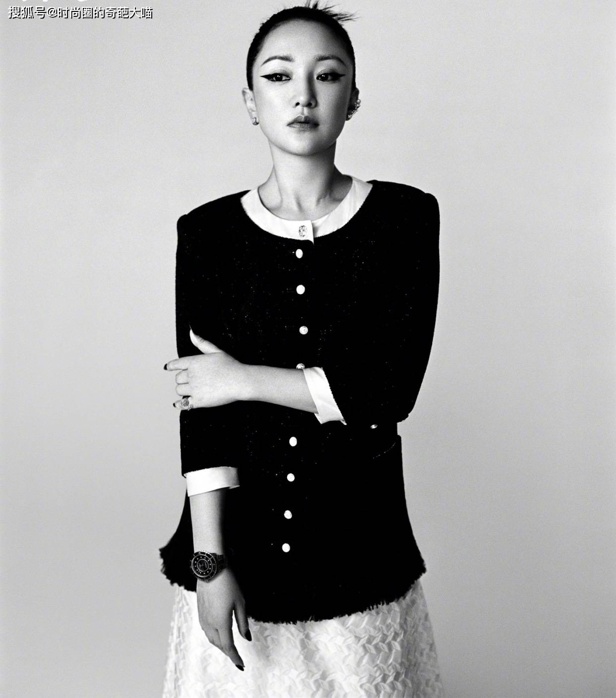 太阳穴|周迅新妆容有意思，眼线腮红直飞太阳穴，异域风被演绎出高级味道