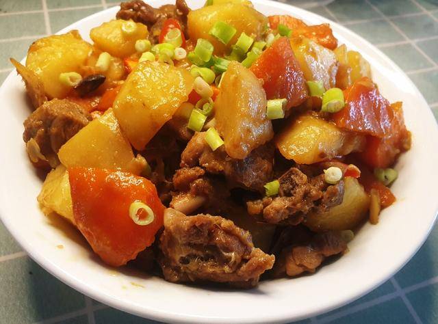 用简单的食材和朴素的烹饪方式做一份土豆红烧鸭腿,鸭