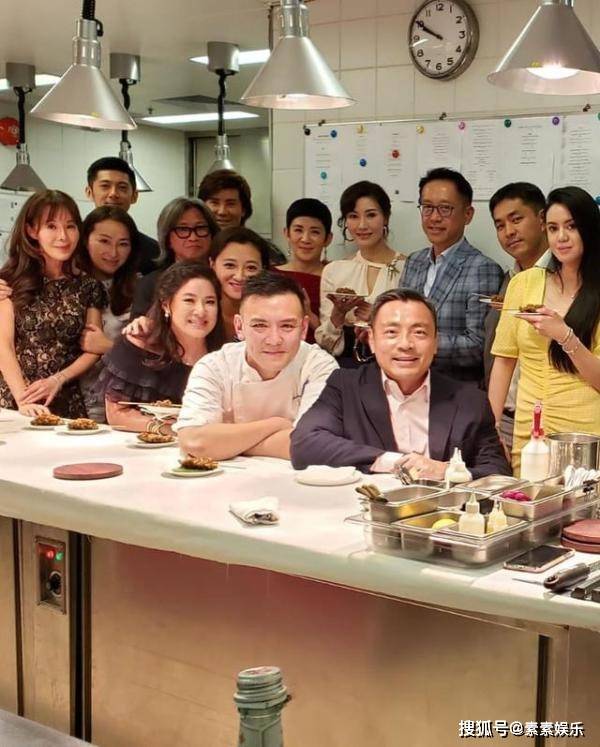 刘海|不服老不行！50岁的李嘉欣晒未修图素颜照，刘海造型非常显老