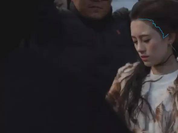 阴影|原创鞠婧祎遭遇强风发际线被吹起，阴影粉涂太多场面尴尬
