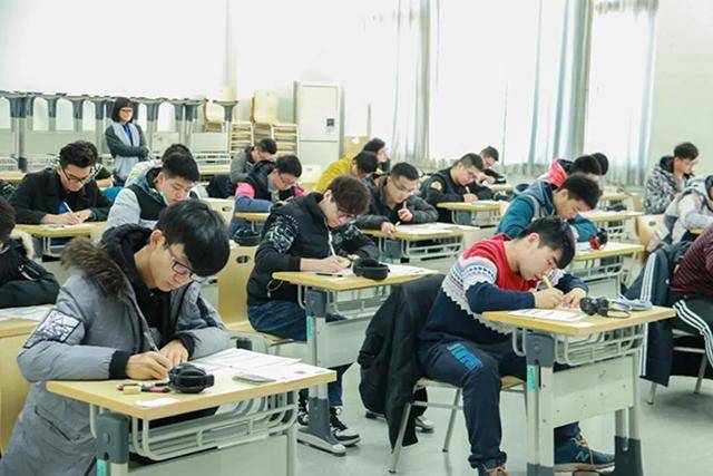 英语老师批改答题卷遇奇葩,声称从教10年没见过,网友:我当年也这么干 英语老师批改答题卷遇奇葩,声称从教10年没见过,网友:我当年也这么干