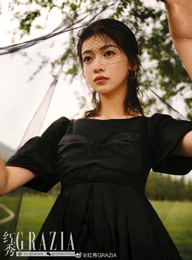 Dior|吴谨言再登杂志封面,纯黑套装大秀美背,画面洋溢着法式优雅