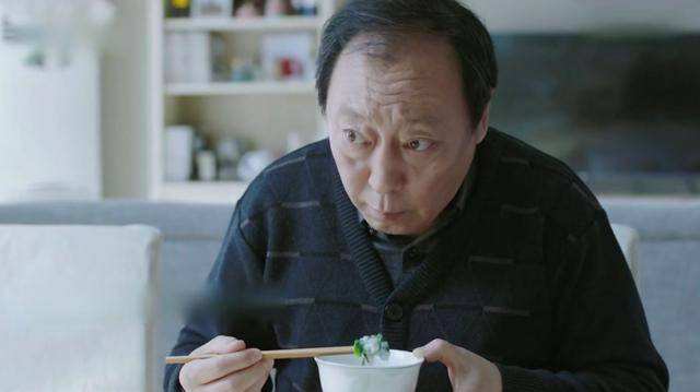一把辛酸泪！这样养老，拖垮了多少年轻人和家人？我真熬不住了