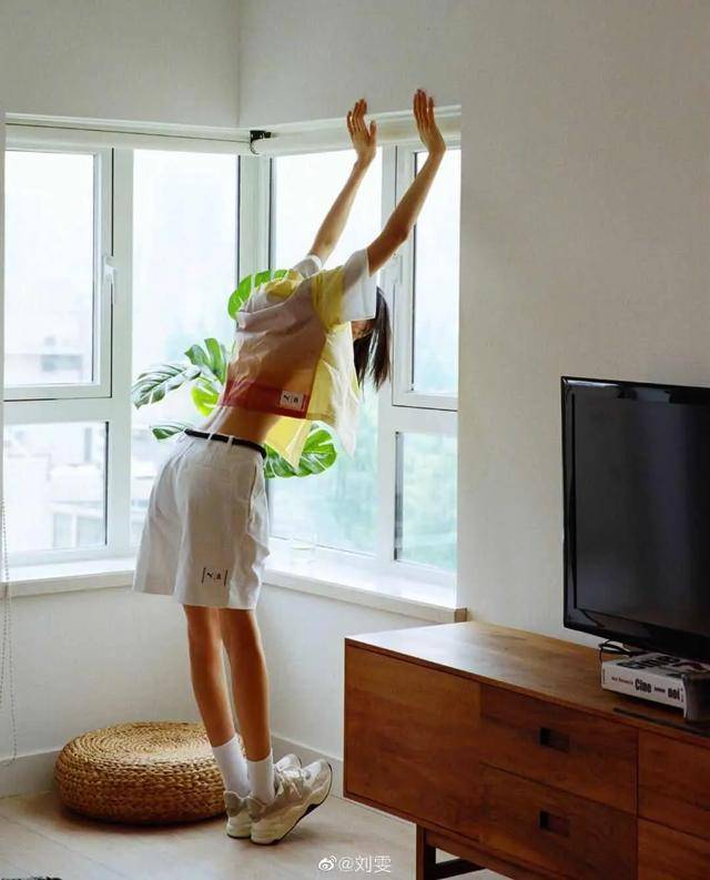 刘雯学|不能出门旅行？跟着大表姐刘雯学度假风穿搭，云度假可好？