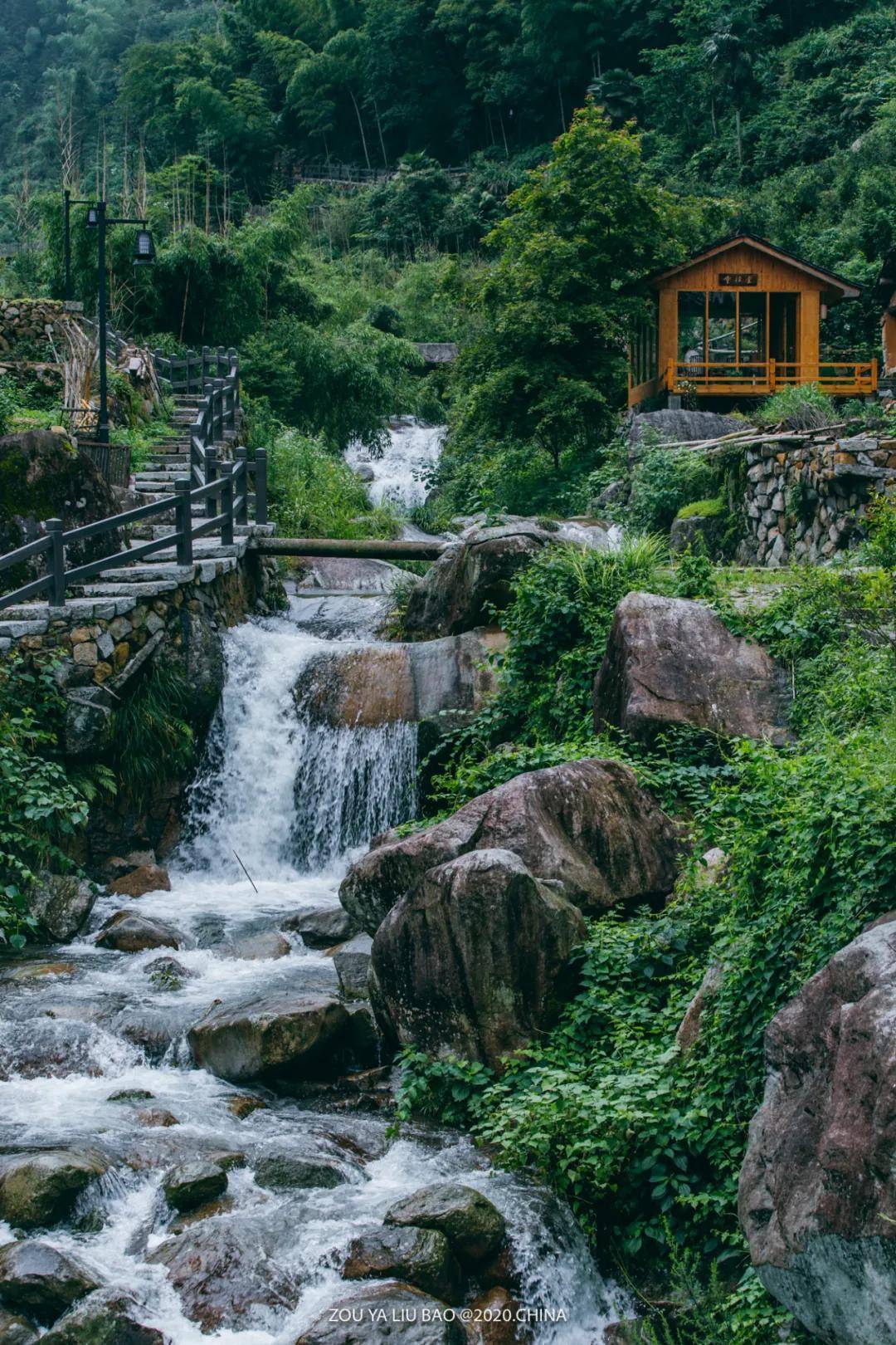 白银谷景区,位于云和梯田的谷地.