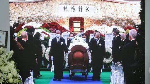 赌王公祭日犹如宫斗大戏！四房太太们送给记者