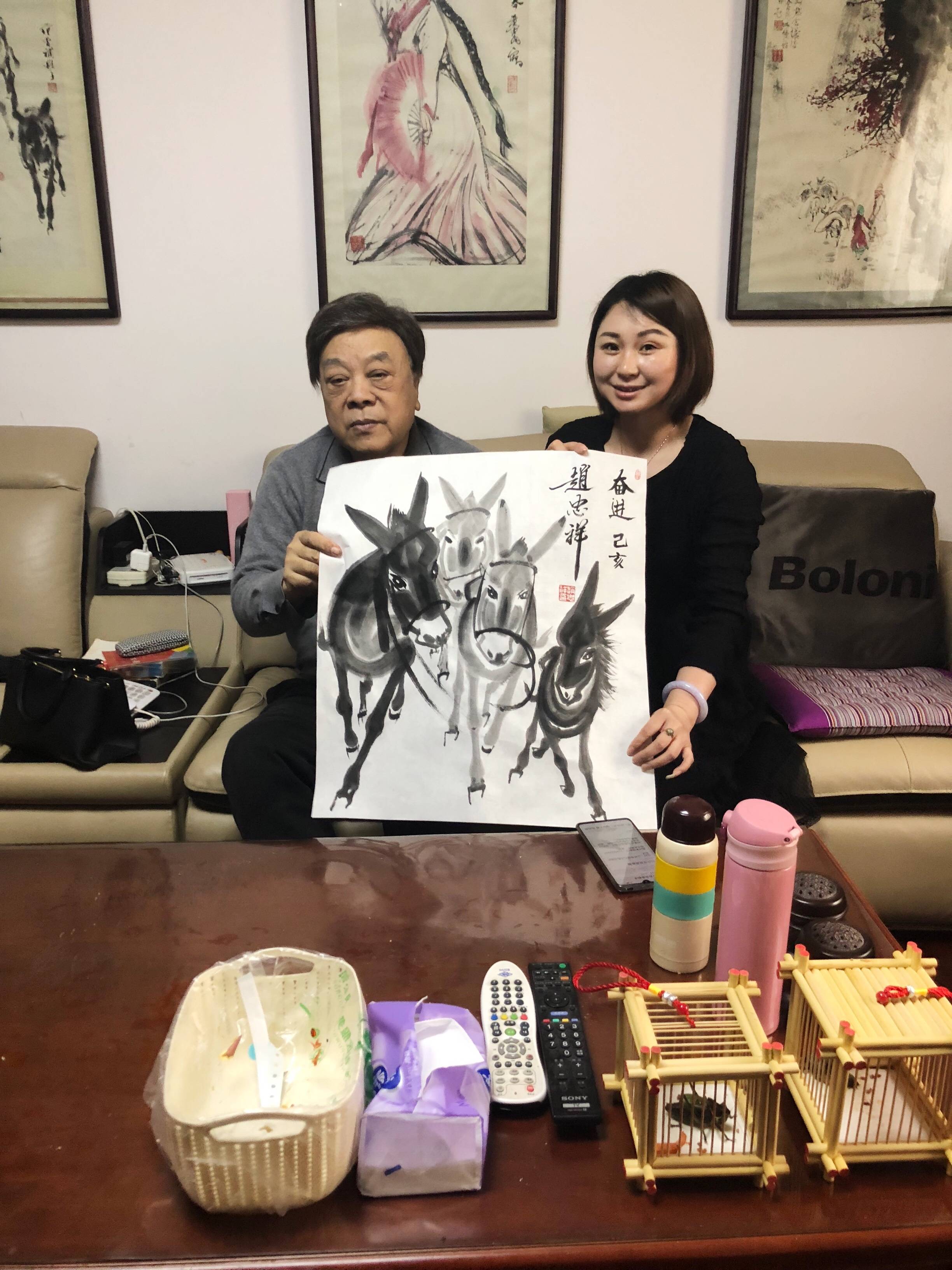 小编就是图片与赵忠祥老师合影的一名书画经纪人,作为一名专业的书画