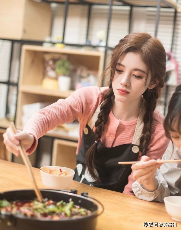 杨幂|双麻花辫今天夏天火了！杨幂鞠婧祎赵丽颖都在扎，发量少更好看哦