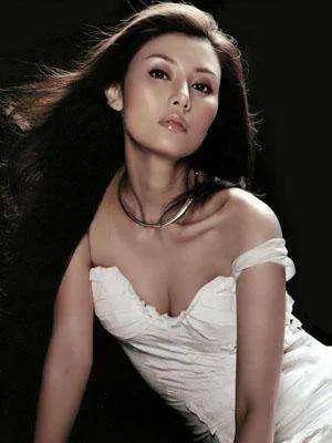 刘海|贵妇李嘉欣新造型翻车,剪空气刘海被评显老,素颜曝光像男人