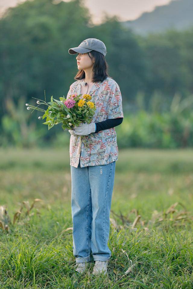 原创张子枫高考完就美艳霸屏!新街拍个性灵动不输大片,休闲穿搭超美