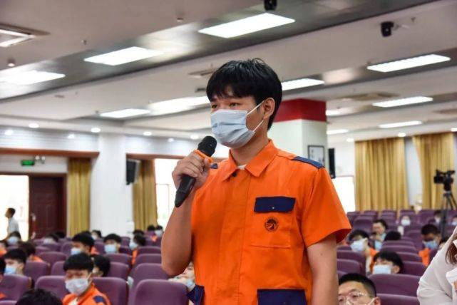 会场学生认真听讲 培训师张俊雨老师向同学们介绍了捷豹路虎家族车型