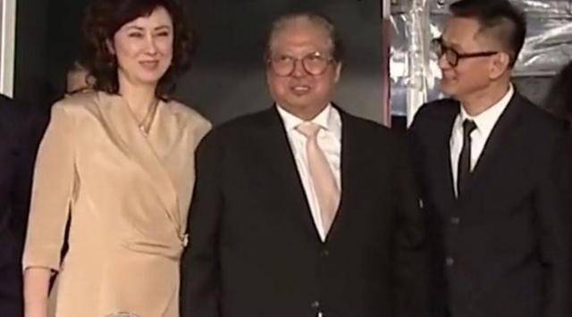 洪金宝带妻子出席活动,55岁高丽虹穿米色裙,打扮知性!