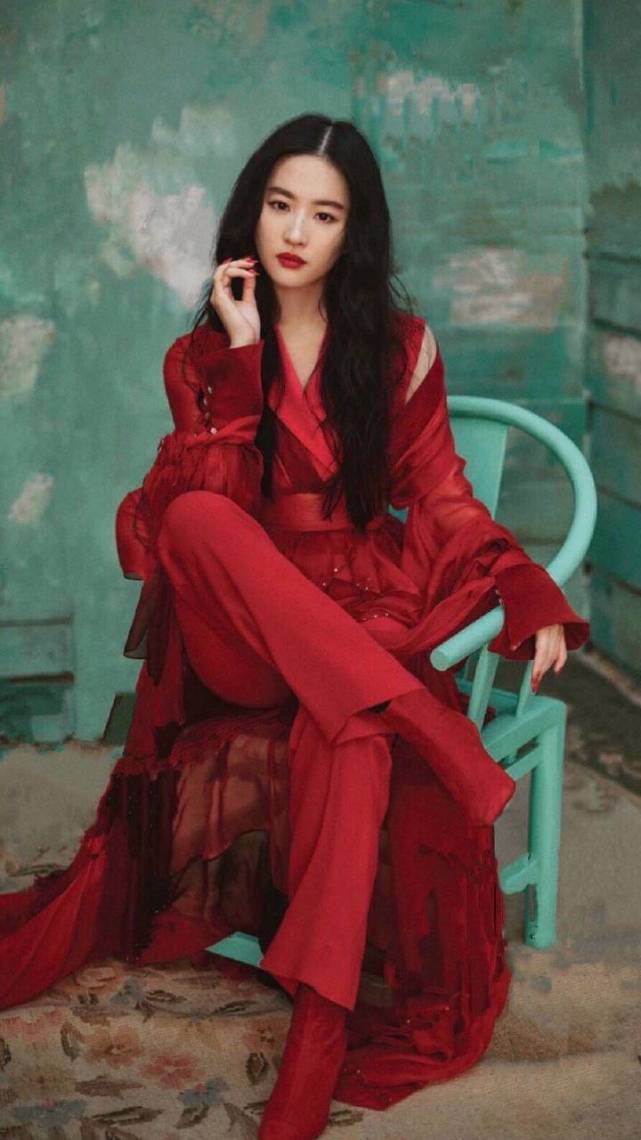 作品|原创刘亦菲最新封面杂志，浓妆的她英姿飒爽，能演仙女也能完全演战士