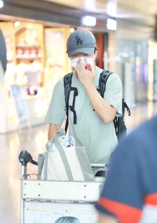 机场|原创黄轩携女友再次现身机场，大方挥手打招呼，女友素颜出镜目光无神