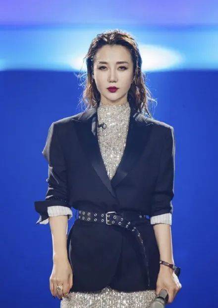 《浪姐》造型翻车?万茜宁静辣眼睛,钟丽缇像跳老年迪斯科