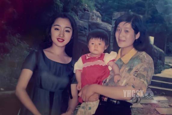 能和杨钰莹合影是她粉丝的梦想,很多幸运者把她和杨钰莹的合照保存