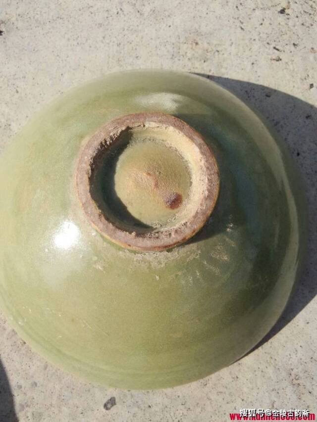 五代和宋代耀州窑青瓷的底足照片