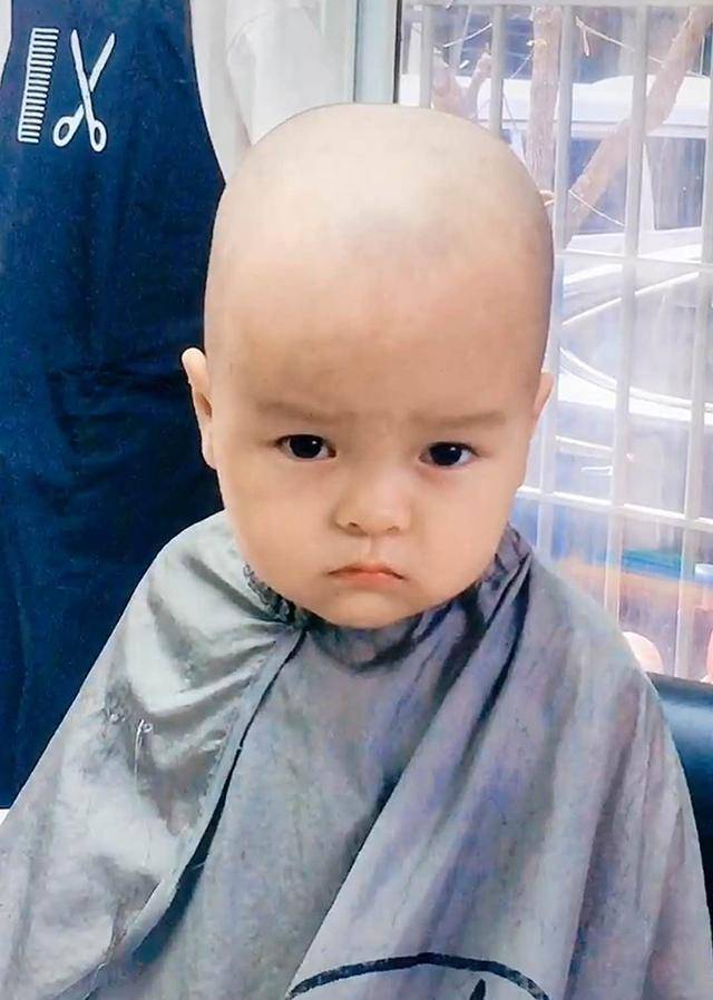 妈妈带娃去理发，理发师一阵操作猛如虎，新发型让宝宝生无可恋