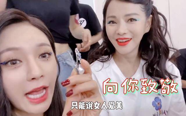 女明星|原创伊能静用发卡当耳环、张雨绮的脏辫绑了一夜,姐姐的妆容藏满心机