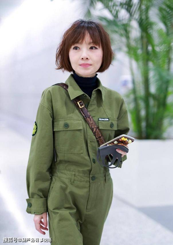 原创50岁的鲁豫胖了后形象大变，穿连体工装裤飒气十足，娃娃脸真显嫩