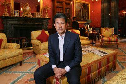 杰弗里|文莱亲王颜值不输最帅王子，穿风衣似财阀老板，曾每天挥霍500万