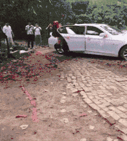 原创搞笑gif:大妈,你这是和谁在吵架?太凶悍了!