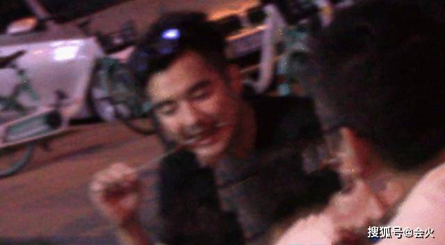 河神|原创知名男星深夜现身路边摊撸串，不修边幅很邋遢，抠完脚后又剔牙？