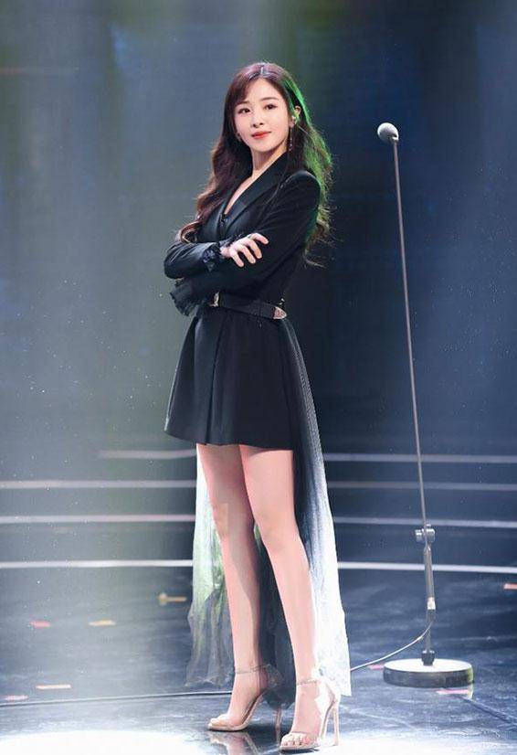 西装|张含韵在西装背后叠一束薄纱，曾经的“酸酸甜甜”又加了一股仙气