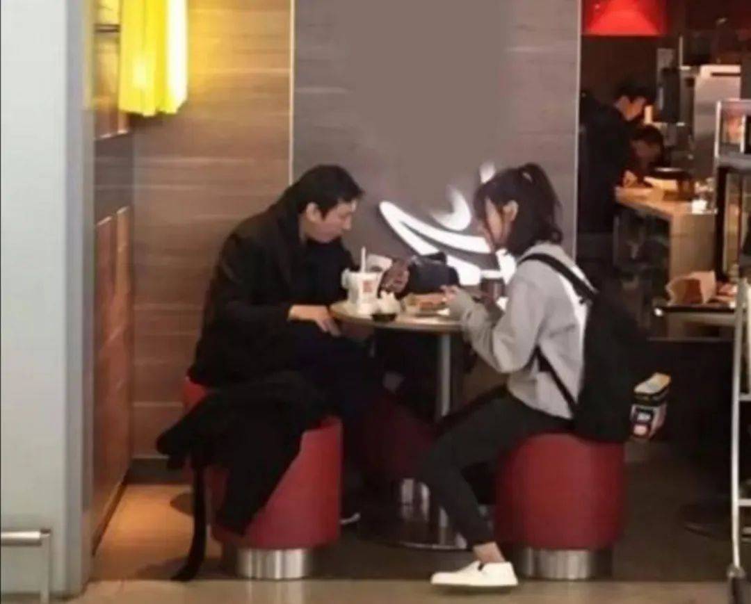 破产一身轻？王思聪带两美女吃路边摊，侃侃而