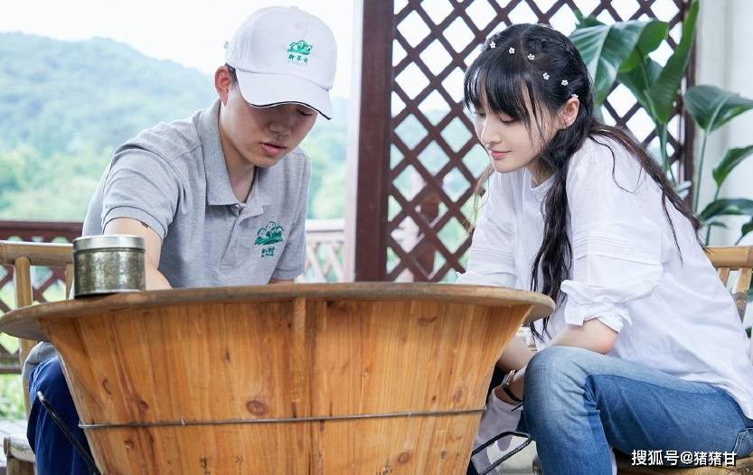 郑爽采茶夸阿姨，单手抱娃录制新剧主题曲，用