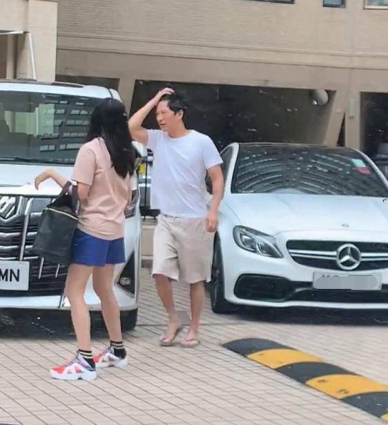 偶遇2亿富豪张家辉，拖鞋短裤头发凌乱，就像广