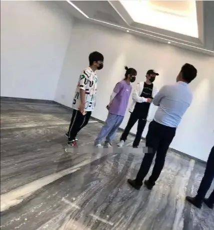 破产一身轻？王思聪带两美女吃路边摊，侃侃而