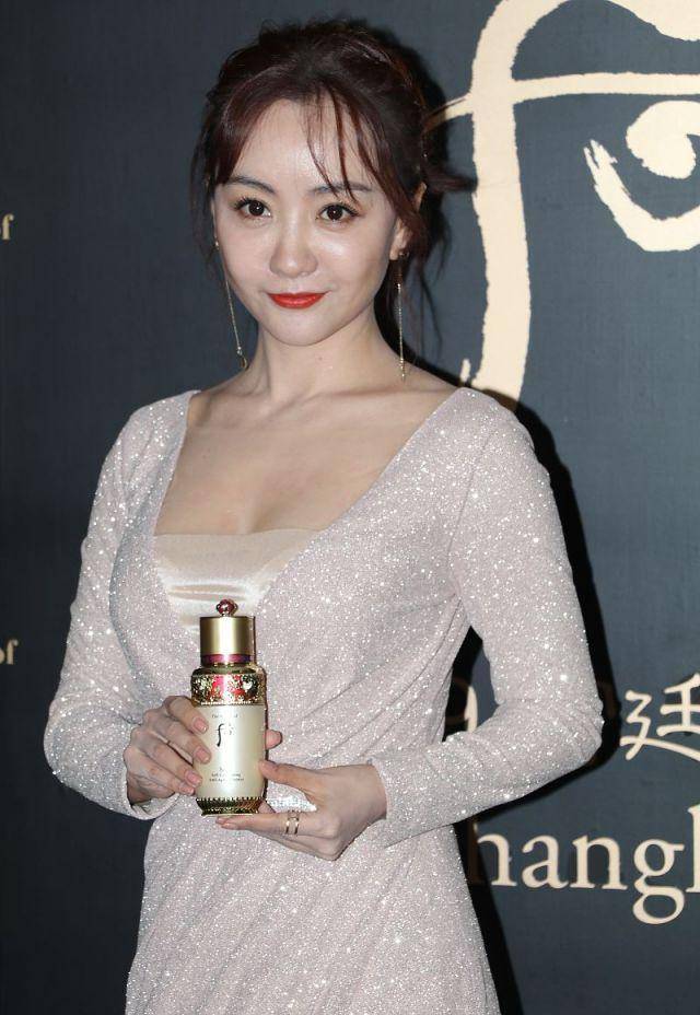 38岁杨蓉真会穿白色亮片裙挡不住凹凸身材空气刘海太减龄