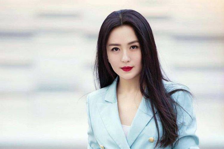 原创她曾是央视主持人，拍戏中途意外怀孕，11岁儿子至今不知亲爹是谁