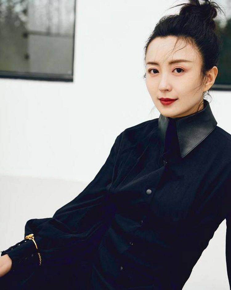 原创她曾是央视主持人，拍戏中途意外怀孕，11岁儿子至今不知亲爹是谁