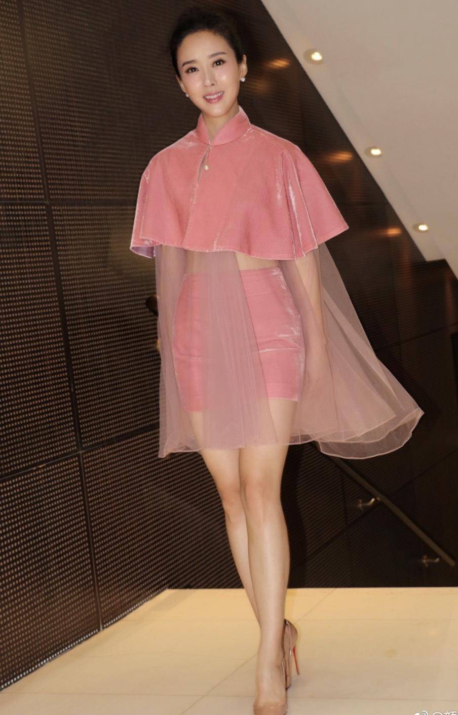 颜丹晨真是有"高级感"的女神,穿粉色裙装俏皮大气,魅力十足
