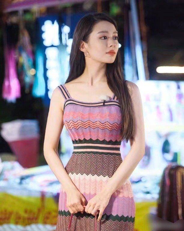 腰肢|有种迷人叫吉娜穿长裙，身材曼妙腰肢纤细惹人羡，男人就爱这一款