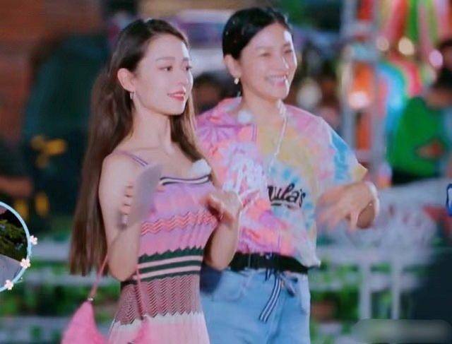 腰肢|有种迷人叫吉娜穿长裙，身材曼妙腰肢纤细惹人羡，男人就爱这一款