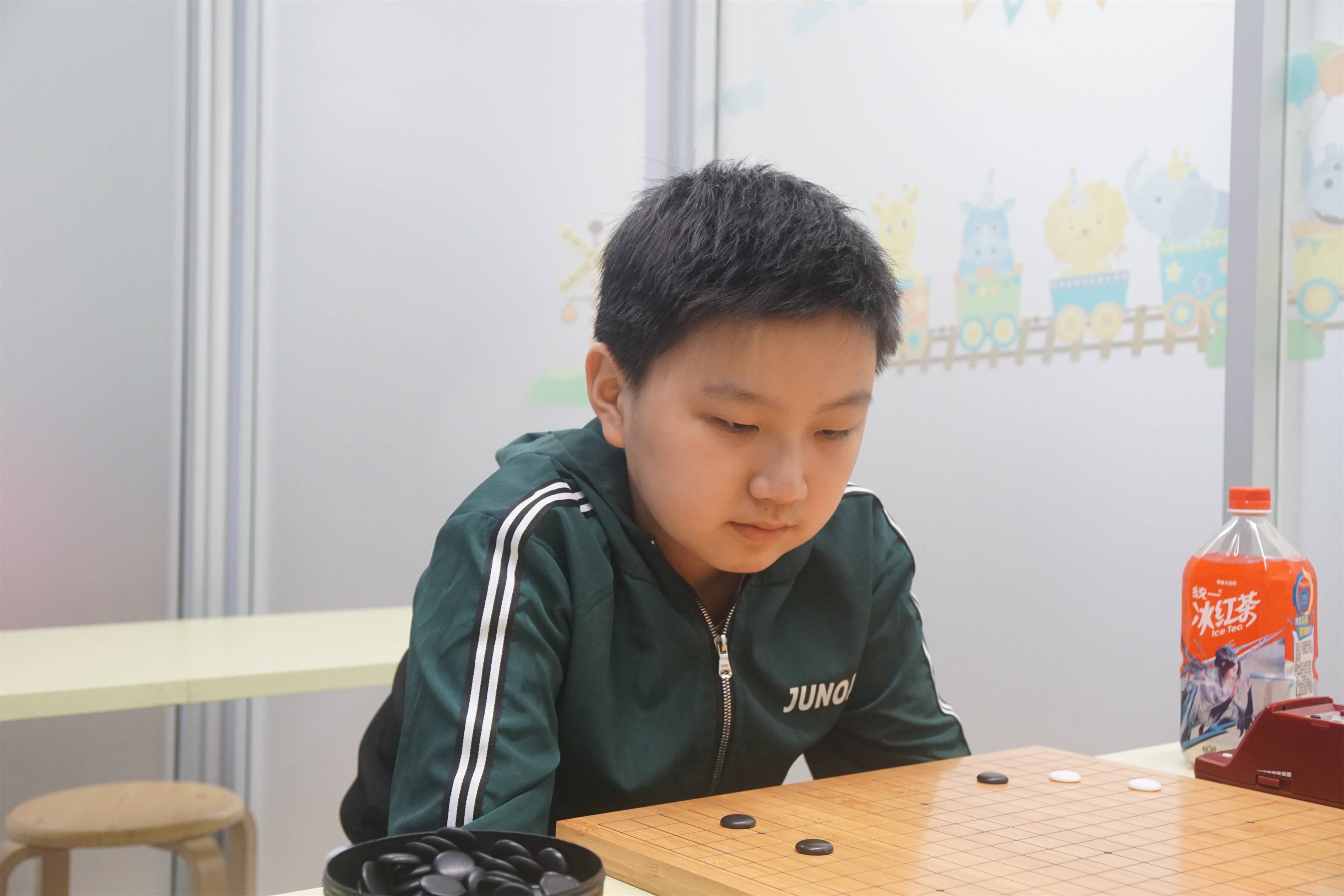 18k棋友会轶一精神队倪浩轩5段随后结束的是双方第二台的比赛,上海