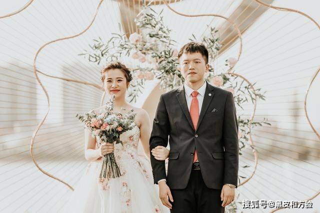 求二手婚纱_动漫婚纱情侣头像(2)